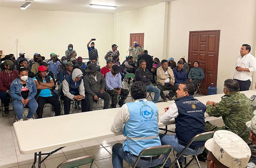 The standoff was resolved after negotiations between community members and state and federal officials.<span class="gc">Twitter @JoseCarlosFO</span>