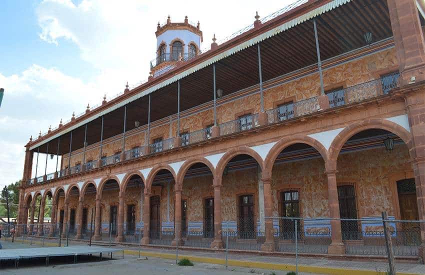 The legend surrounding the 100-door house in Zacatecas is about the same.