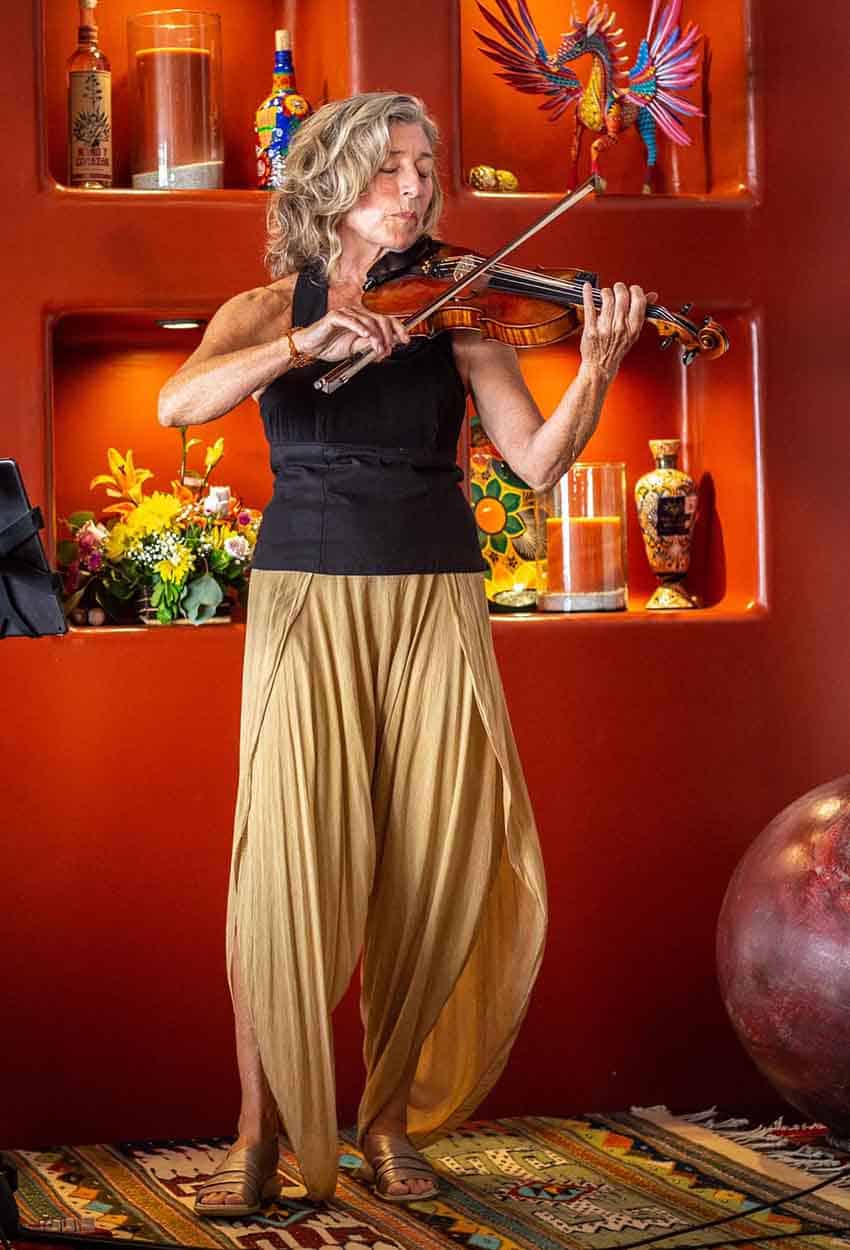 Violinist Gemma DeRagon