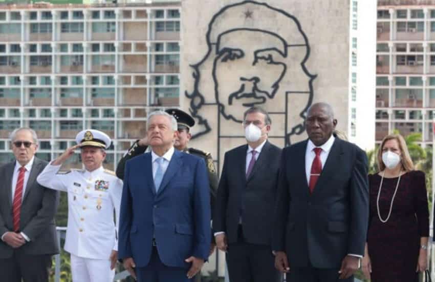 AMLO at ceremony in Cuba