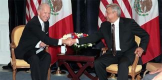 President López Obrador and U.S. President Biden shake hands at a 2012 meeting, before either was elected to the presidency of their respective countries.
