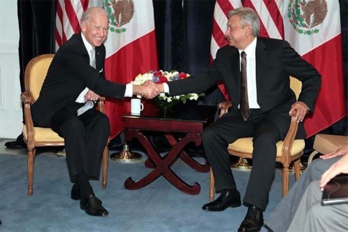 President López Obrador and U.S. President Biden shake hands at a 2012 meeting, before either was elected to the presidency of their respective countries.