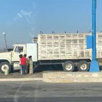 A truck driver stops by an illicit fuel vendor on the México-Querétaro highway.
