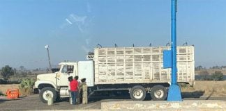 A truck driver stops by an illicit fuel vendor on the México-Querétaro highway.