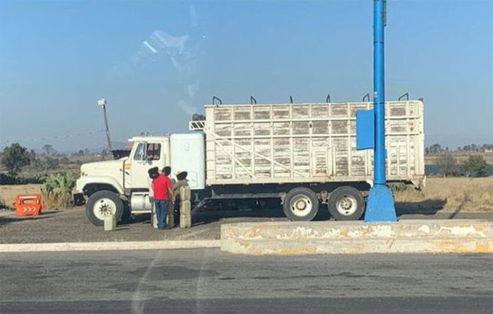 A truck driver stops by an illicit fuel vendor on the México-Querétaro highway.