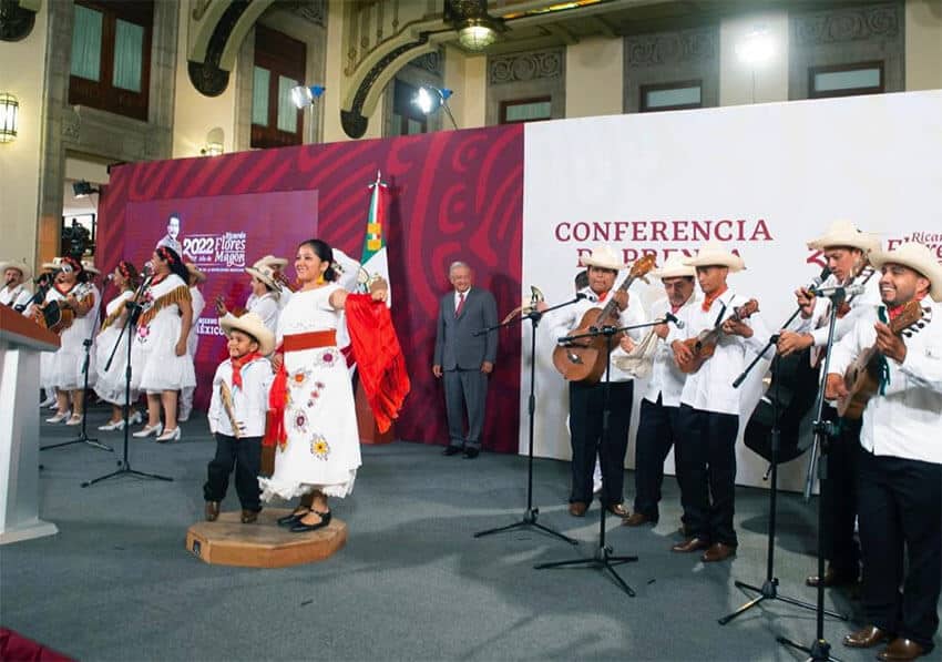 At the end of the Tuesday conference, a jarocho band feted Mexican mothers.