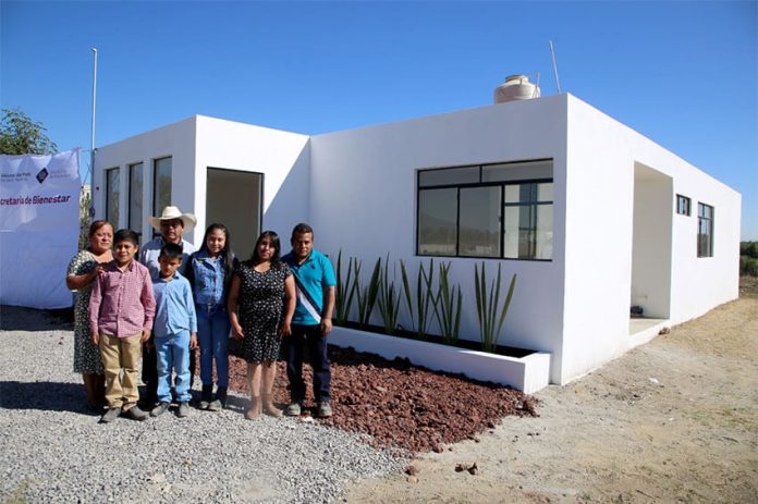 The Sánchez Xalamihua family outside their new house.