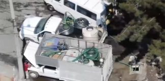 Water thieves fill their tanks from municipal water in Ecatepec.