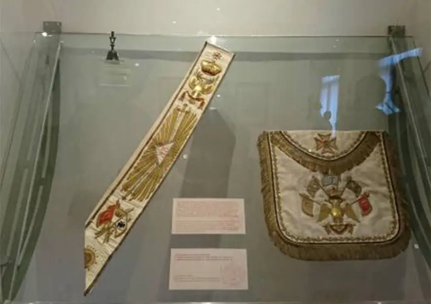 Masonic sash and apron in Benito Juarez museum