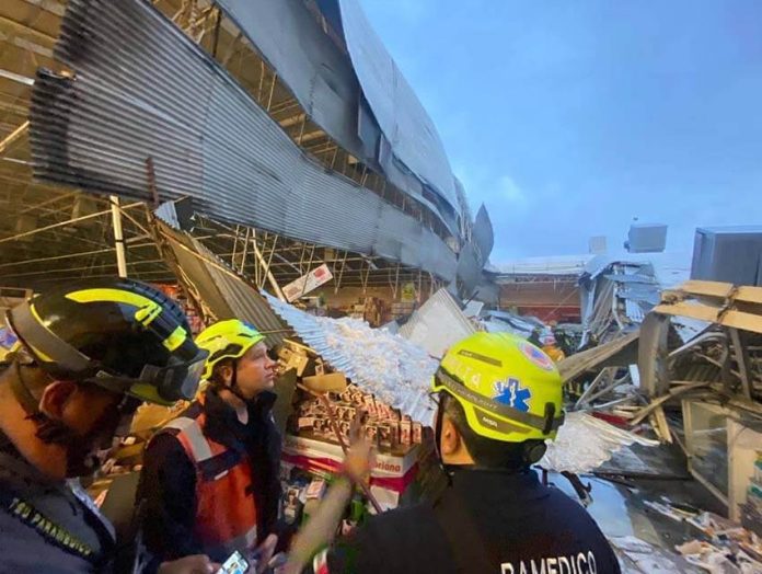 Emergency personnel respond to CDMX supermarket roof collapse