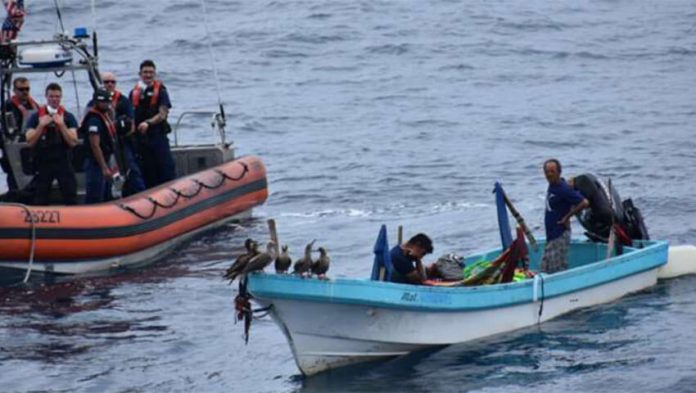 US Coast Guard rescues Mexican fishermen in Huatulco