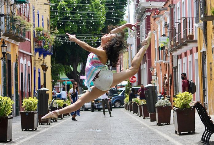 Marifer De Regil, a Puebla Classical Ballet Company dancer, in Callejón de los Sapos, Puebla.