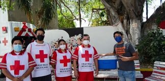 During Mazatlán's busy Holy Week festivities, "Doc Burritos" made free meals to thank the health workers he hopes to one day join.
