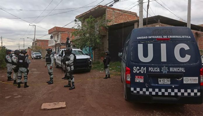 Security forces at the scene of the shooting in El Salto.