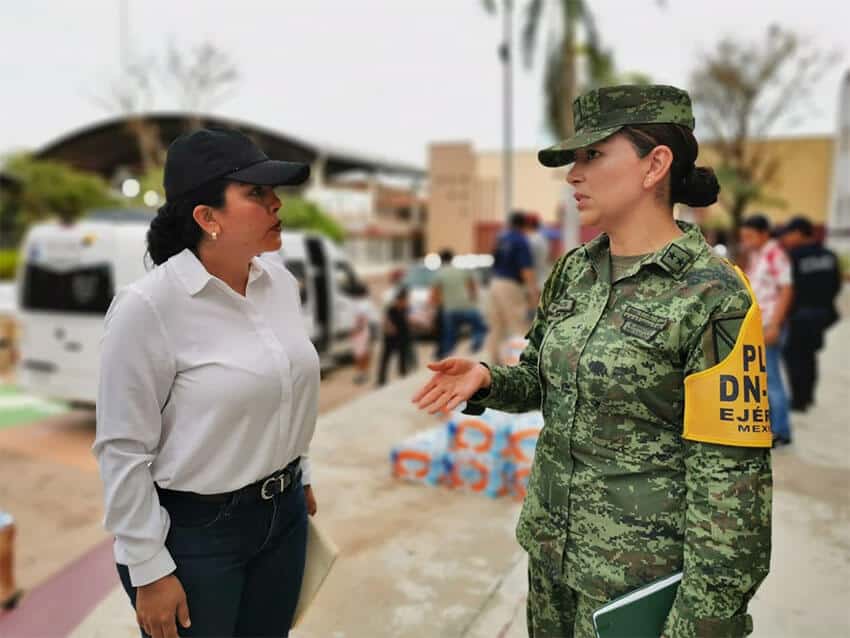 Pochutla Mayor Saymi Adriana Pineda Velasco meets with an army disaster relief official.
