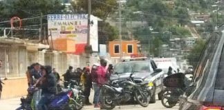 Members of the Motonetos detain two police officers in Chiapas