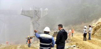 Oaxaca Governor Alejandro Murat speaks with a highway construction supervisor.