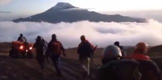 Rescuers and climbers descend Popocatépetl in the early morning after the deadly accident, with Iztaccíhuatl volcano in the background.