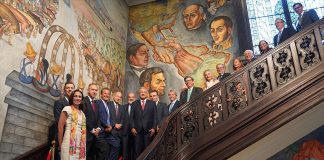 The president poses with politicians and business leaders in the Mexican Cultural Institute in Washington, D.C.