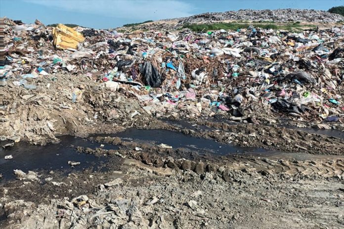 Trash at the site hasn't been properly compacted and covered with biological material, as is necessary to prevent stinky liquid runoff, the state environment minister said.