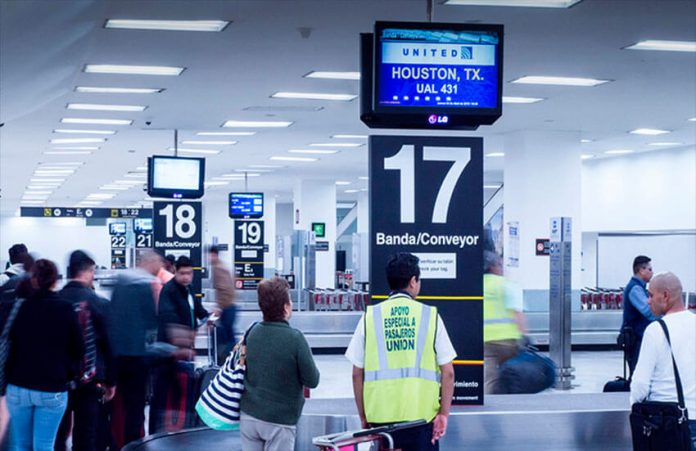 Travelers have reported long wait times at baggage claim, immigration and other services in AICM.