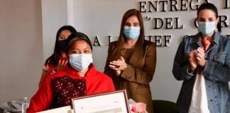 Chef Claudia Albertina Ruiz Sántiz receives the state award.