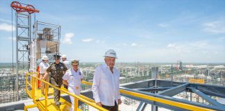 President López Obrador tours the refinery as part of Friday's inaugural events.