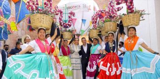 Governor Alejandro Murat and his wife (center) at the opening festivities of the Gastronomic Center of Oaxaca.