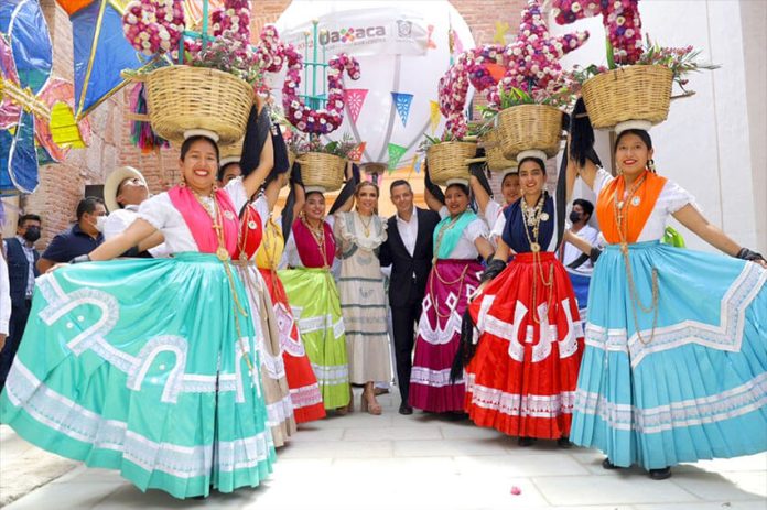Governor Alejandro Murat and his wife (center) at the opening festivities of the Gastronomic Center of Oaxaca.