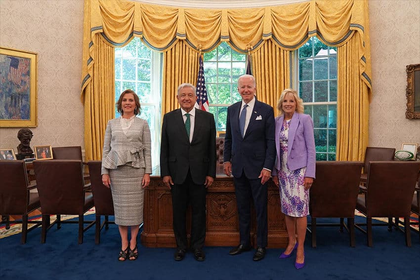 The presidents and first ladies pose in the U.S. White House.
