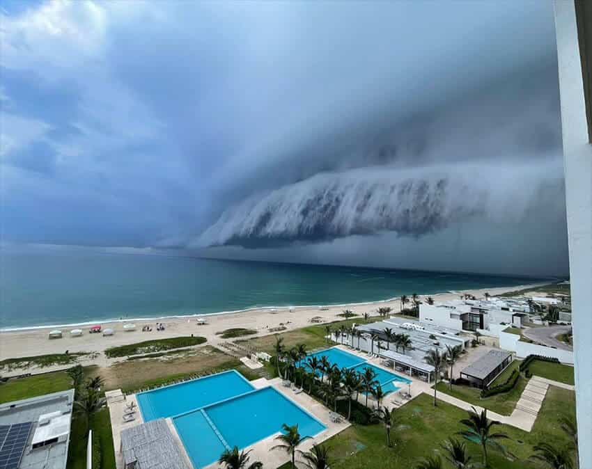 The lights were Tampico's second unusual meteorological occurence in as many days: a shelf cloud swept over the city on Wednesday.