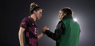 Maribel Domínguez talks with a team member.