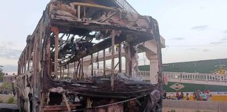 burned out bus in Zapopan, Jalisco set alight by criminals