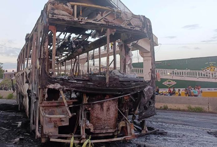 burned out bus in Zapopan, Jalisco set alight by criminals