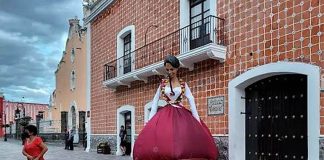 La Morenita mojiganga puppet in Atlixco, Puebla