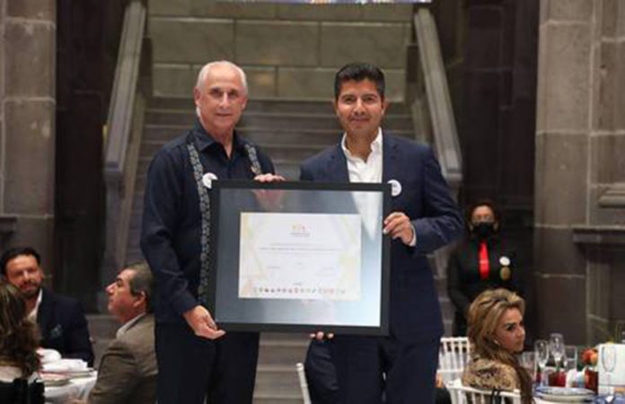 Mayor of Puebla receiving award
