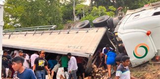 Local residents make the most of a beer truck accident near Pochutla, Oaxaca.