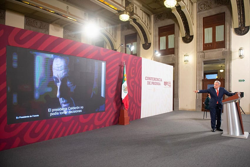 AMLO highlights a foreign leader's criticism of former president Felipe Calderón.