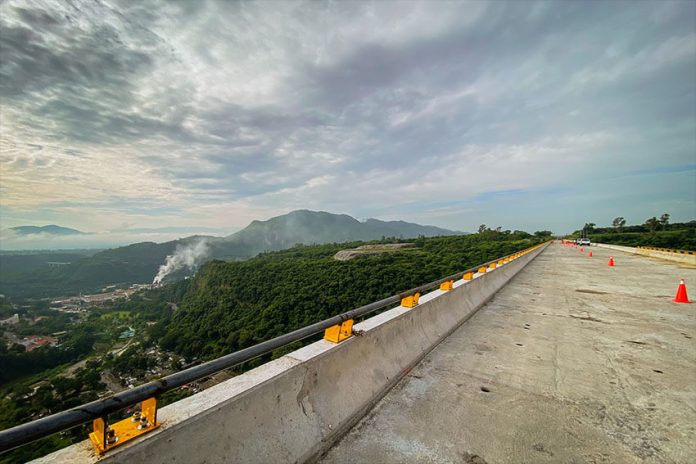 A view of the unfinished Colima-Guadalajara highway.