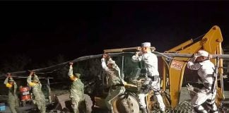 Soldiers arrive at the mine site