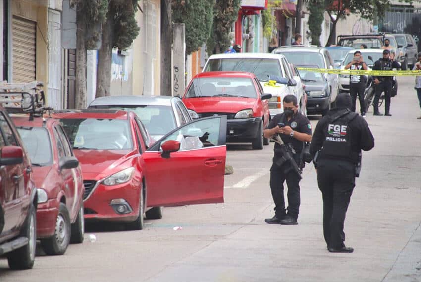 Police stand guard at the site of Fredid Román's murder in Chilpancingo.