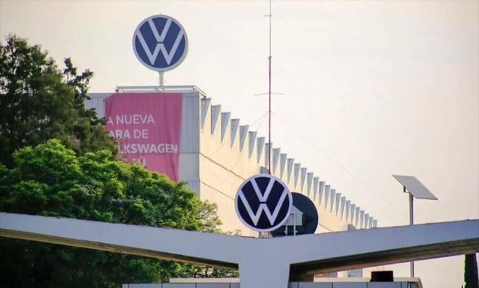 After workers at the Puebla VW plant sought a 15.5% salary increase, their employer made a counteroffer of 9%.