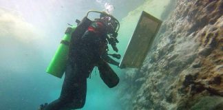 Artist Victor Cruz painting underwater at Pozo el Gavilan, Mexico