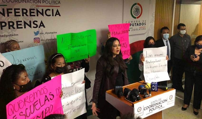 mothers in CDMX protest for restoration of extended school hours