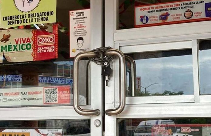 Oxxo closed in Zihuatanejo extortion fears.