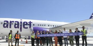 Dominican ambassador María Isabel Castillo Báez and other officials celebrate Arajet's new route at AIFA.
