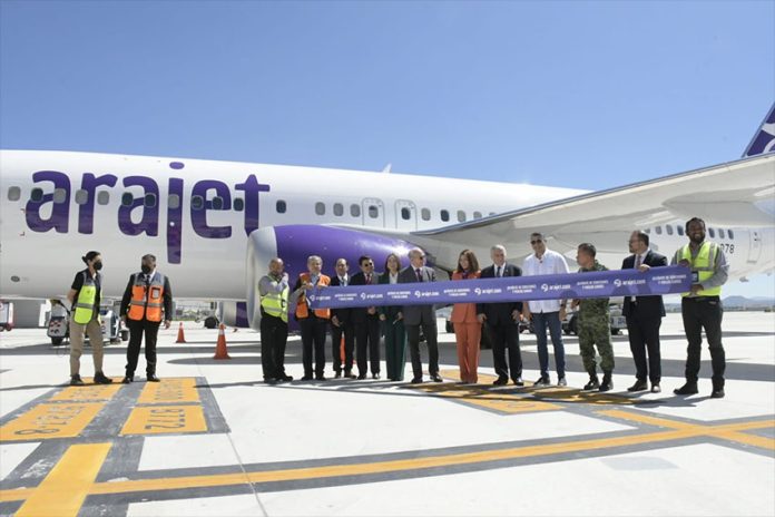 Dominican ambassador María Isabel Castillo Báez and other officials celebrate Arajet's new route at AIFA.