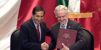Finance Minister Rogelio Ramírez de la O officially handed over the budget proposal to Congress on Thursday.