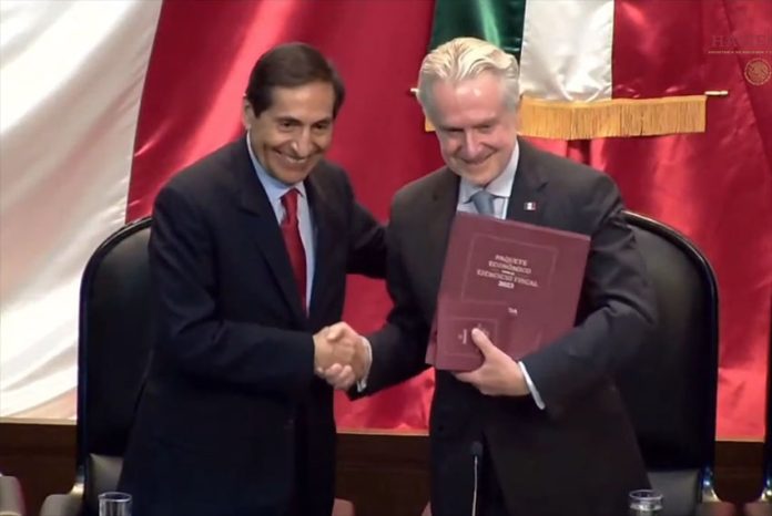 Finance Minister Rogelio Ramírez de la O officially handed over the budget proposal to Congress on Thursday.