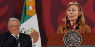 Tatiana Clouthier announces her resignation.